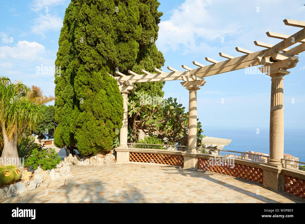 MONTE CARLO, MONACO - 20. AUGUST 2016: Der exotische Garten Terrasse mit Meerblick und sukkulenten Pflanzen an einem sonnigen Sommertag in Monte Carlo, Monaco. Stockfoto