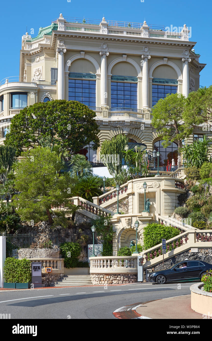 MONTE CARLO, MONACO - 21. AUGUST 2016: Treppe mit mediterraner Vegetation und casino Gebäude an einem sonnigen Sommertag in Monte Carlo, Monaco. Stockfoto