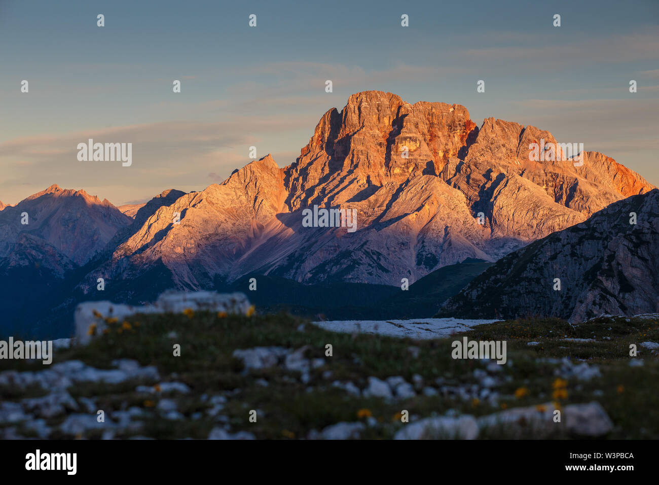 Alpenglow Sonnenlicht im Morgengrauen auf dem Berg Croda Rossa d'Ampezzo. Die Dolden. Italienische Alpen. Europa. Stockfoto