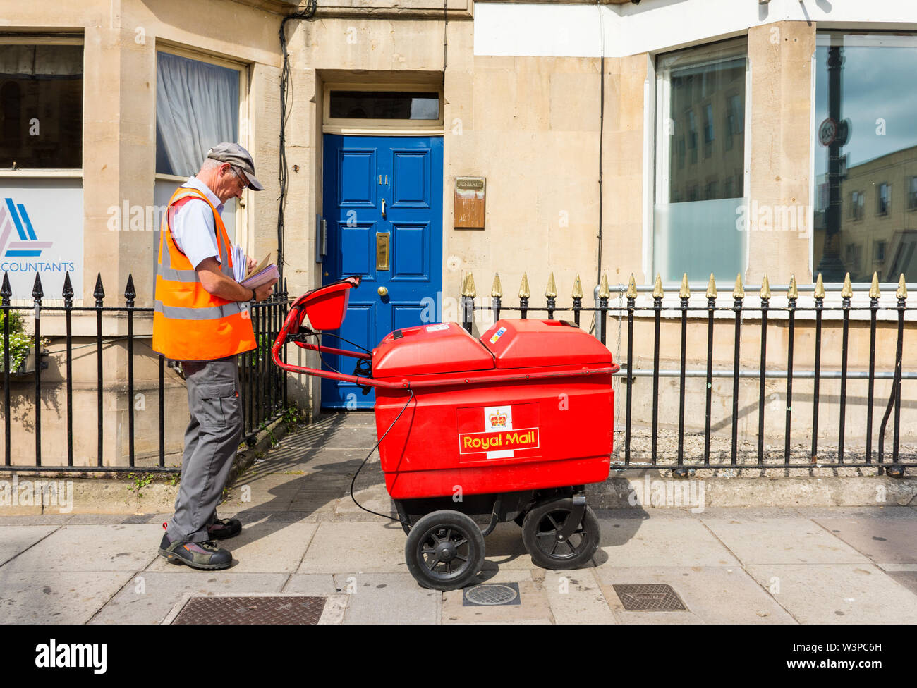 Royal Mail Post. Ein Postbote liefert Briefe in Bath, Somerset, Großbritannien Stockfoto