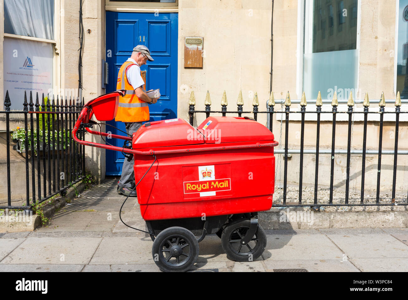 Royal Mail Post. Ein Postbote liefert Briefe in Bath, Somerset, Großbritannien Stockfoto
