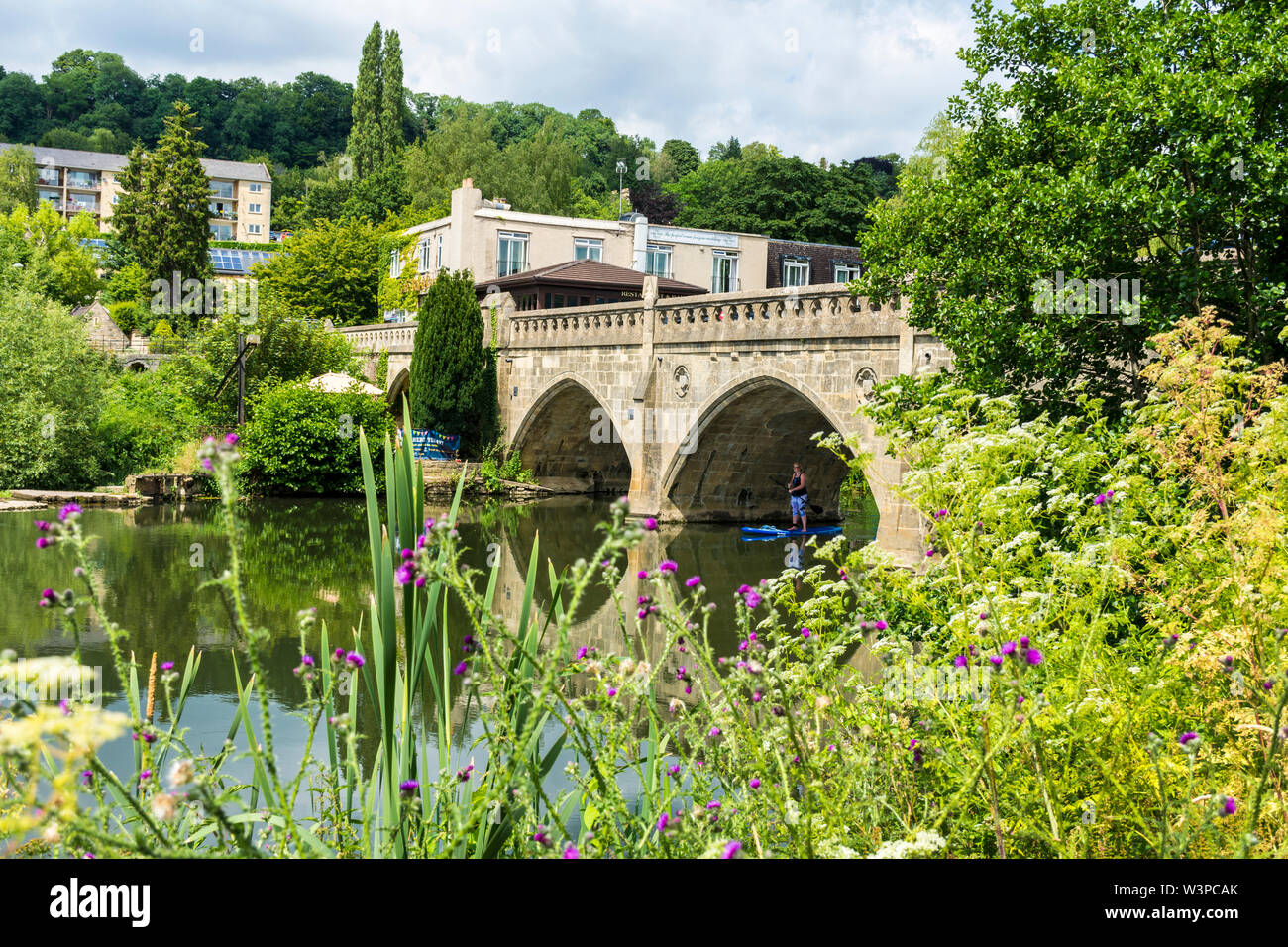 Maut Brücke über den Fluss Avon an Bathampton Batheaston Grenze. Eine Frau paddleboarder geht unter der Brücke. Stockfoto