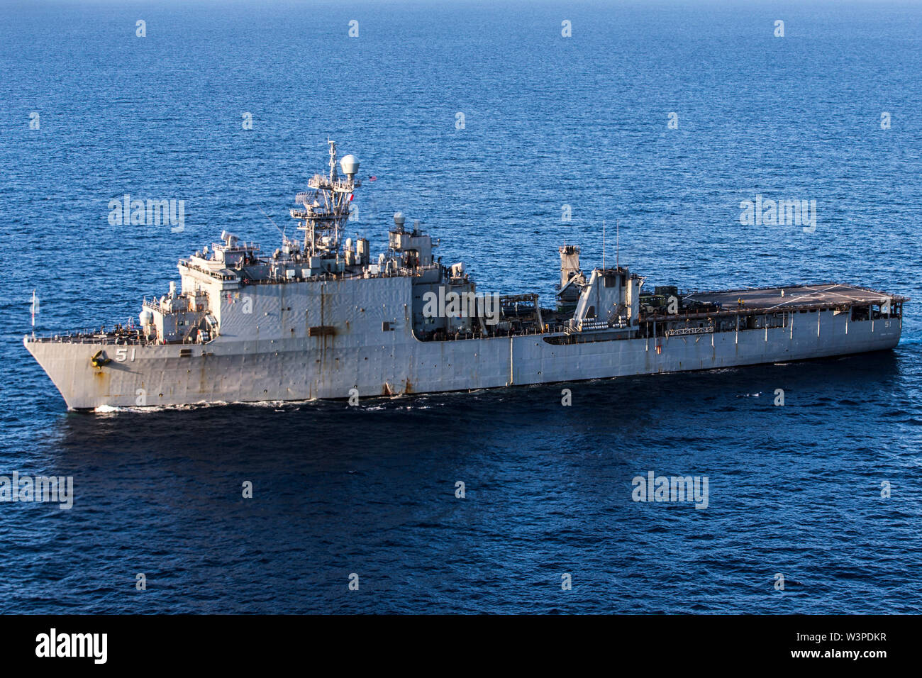 U.S. Navy Harpers Ferry-Klasse dock Landung Schiff USS Oak Hill (LSD 51) beteiligt sich an der Amphibischen Squadron (PHIBRON) Marine Expeditionary Unit (MEU) Integration Training (PMINT) in der Nähe von Camp Lejeune in North Carolina, 14. Juli 2019. PMINT ist Teil der 26 Meus und PHIBRON 8 ist vor der Bereitstellung Schulungsprogramm, das die Interoperabilität und macht die Marinesoldaten und Matrosen zu Leben erhöht auf einem Schiff vor der Bereitstellung. (U.S. Marine Corps Foto von Cpl. Tanner Seims) Stockfoto