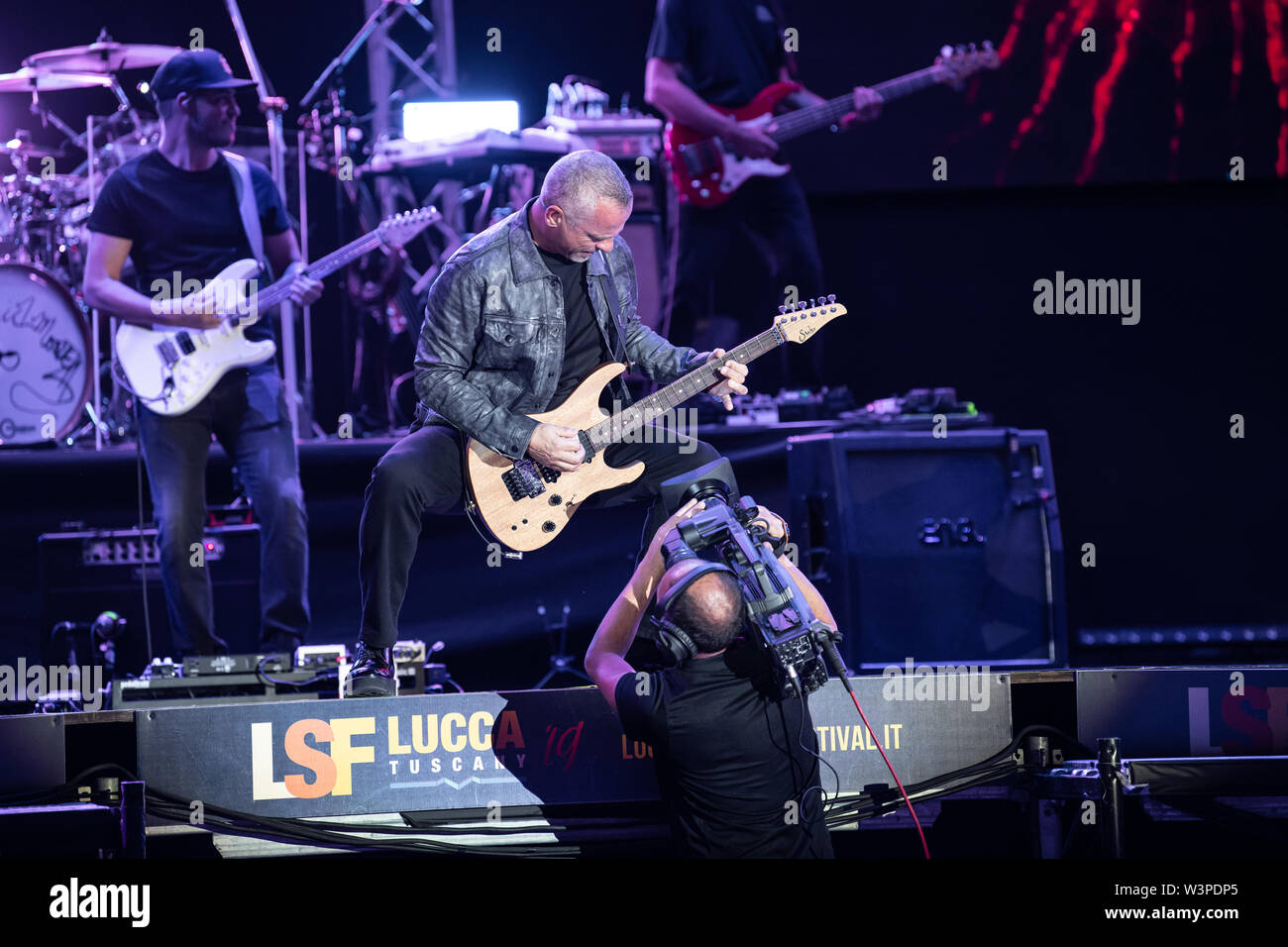 LUCCA, Italien - 16 Juli, 2019: Der italienische Sänger Eros Ramazzotti durchführen auf der Bühne von Lucca Summer Festival in Lucca für seine Vita ce n'è World Tour.. Stefano Dalle Luche/Alamy Leben Nachrichten. Stockfoto LUCCA, Italien - 16 Juli, 2019: Der italienische Sänger Eros Ramazzotti durchführen auf der Bühne von Lucca Summer Festival in Lucca für seine Vita ce n'è World Tour.. Stefano Dalle Luche/Alamy Leben Nachrichten. Stockfoto