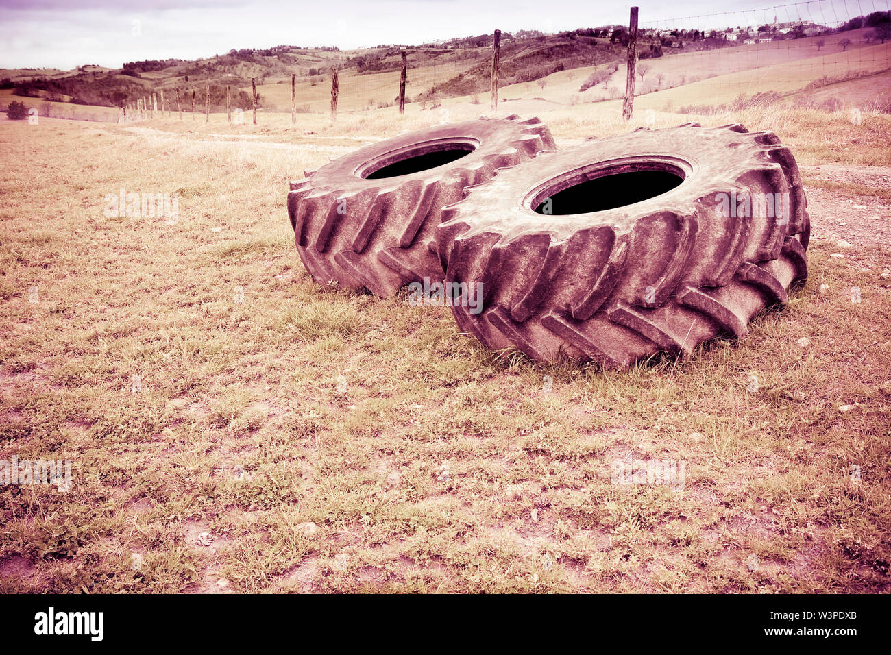 Paar Reifen eines großen Traktor zerlegt und in einem Italienischen Landstraße links Stockfoto