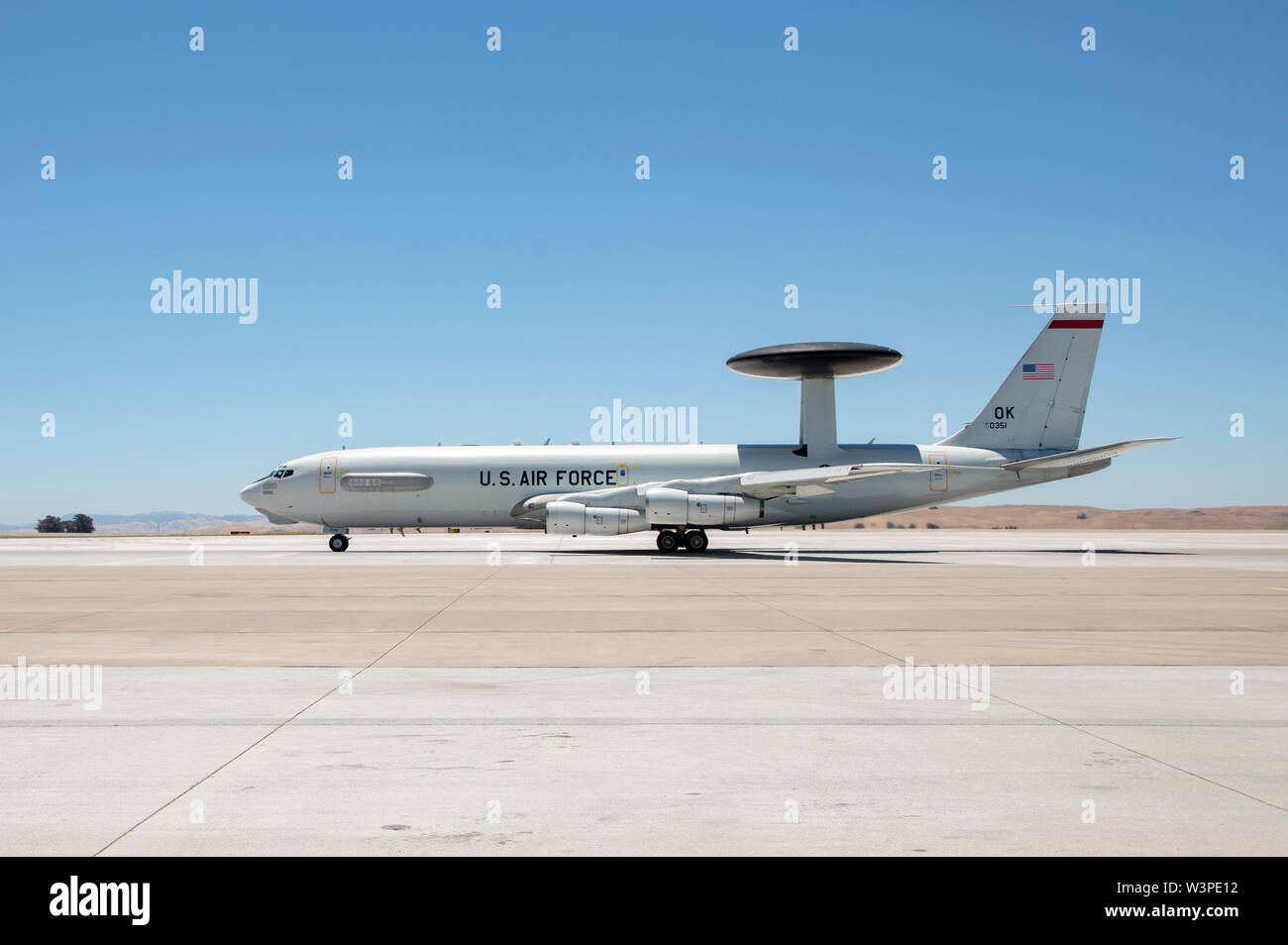 Eine E-3 Sentry Airborne Warnung und Steuerung Flugzeug fährt am 11. Juli 2019, bei Travis Air Force Base, Kalifornien. Das Flugzeug ist mit einem 30-Fuß-breiten radar Subsystem, Überwachung bis zu Stratosphäre der Erde ermöglicht und ist mit Tinker Air Force Base, Oklahoma zugeordnet. (U.S. Air Force Foto von Heide Couch) Stockfoto