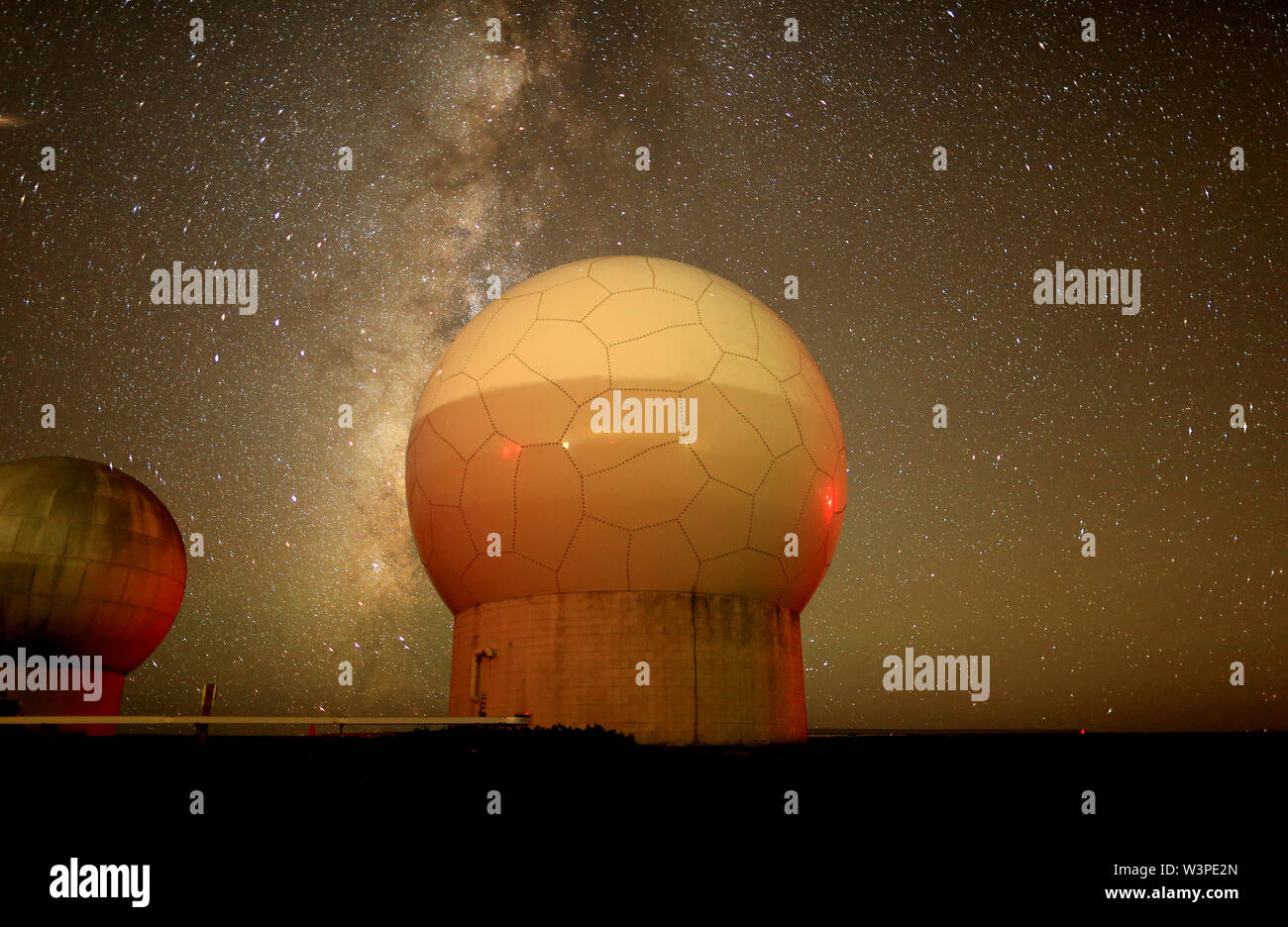 Die Milchstraße ist hinter einem Radar Dome in San Nicolas Island, Kalifornien sichtbar, in einer langen Belichtung geschossen, im September 2018. Stockfoto