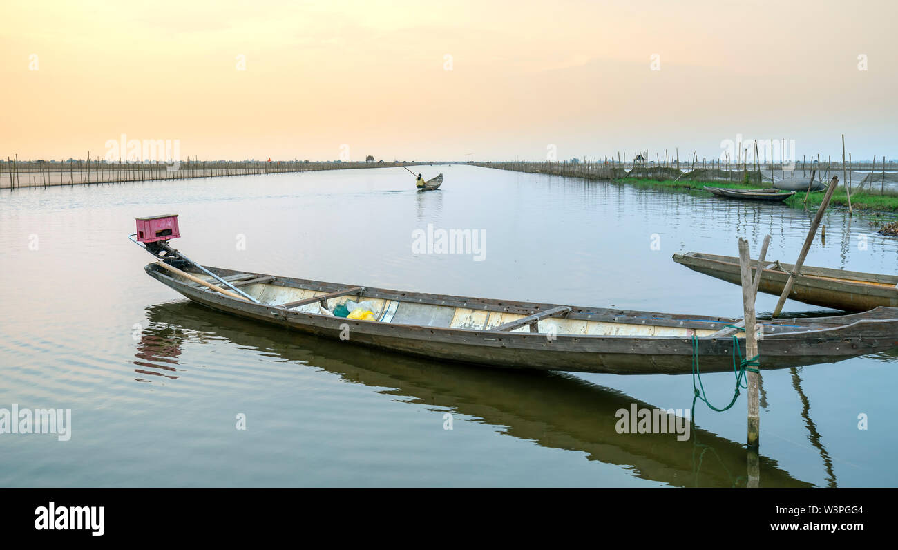 Wooden Boat Dock in Chuon Lagune, Hue, Vietnam. Dies ist ein lebendes Transportmittel der überfluteten Gebiet im Zentrum von Vietnam Stockfoto