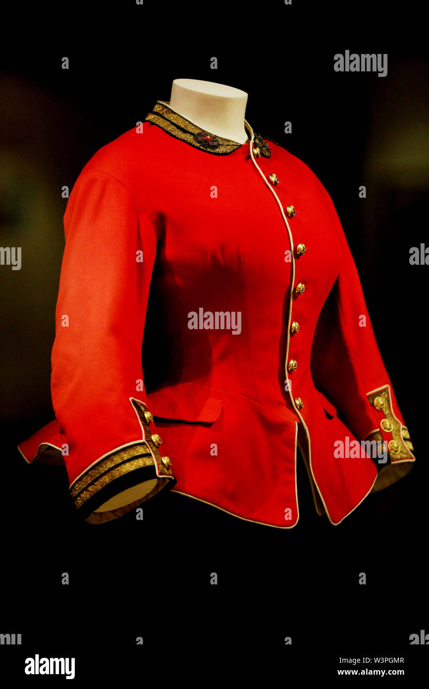 Von Queen Victoria, militärische Jacke, dating von 1855, die auf der Ausstellung der 200. Jahrestag der Geburt der Queen Victoria für den Sommer Eröffnung des Buckingham Palace, London zu markieren. Stockfoto