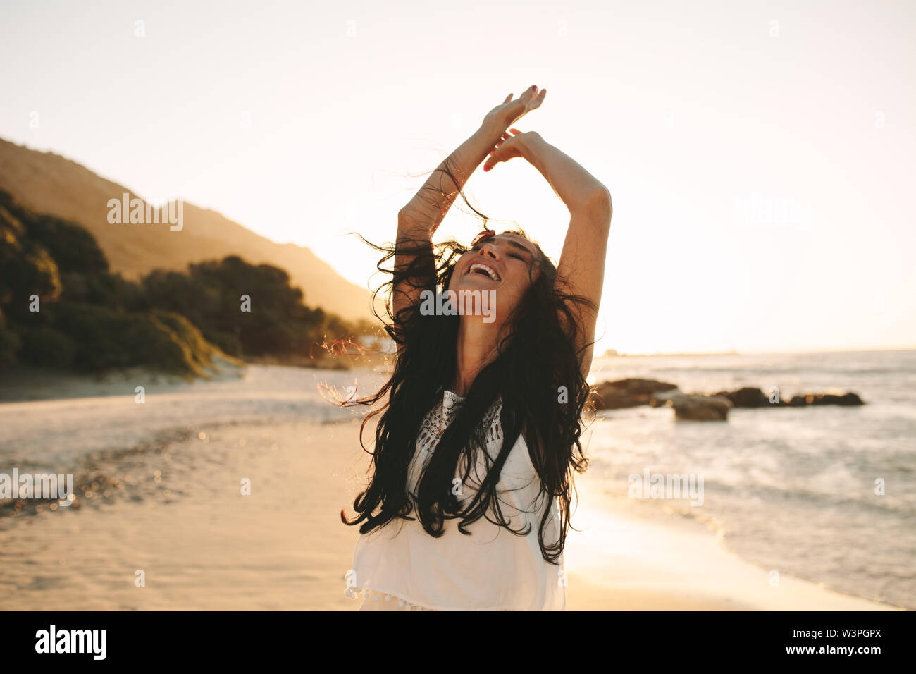 Schöne Frau mit einem Sommertag am Strand. Kaukasische Frauen haben eine großartige Zeit auf Ihrem Urlaub. Stockfoto