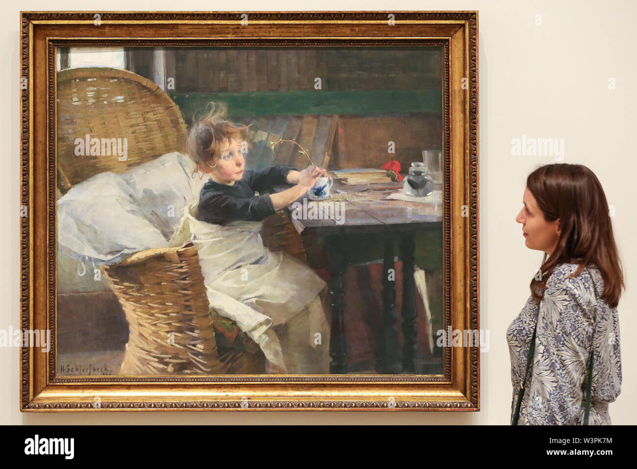 Royal Academy of Arts London, UK, 17. Juli 2019 - ein Mitarbeiter Ansichten Helene Schjerfbeck's Gemälde "Der REKONVALESZENTEN (1888)" an der Königlichen Akademie der Künste in der Vorschau Ihrer ersten Ausstellung in Großbritannien. Die Ausstellung umfasst etwa 65 Porträts, Landschaften und Stillleben, Dokumentation der Entwicklung von Helene Schjerfbeck's Arbeit von einem naturalistischen Stil von Französischen Salon Maler in der frühen 1880er Jahre inspiriert, zu einem Radikal abstrahiert und modernen Ansatz aus der Wende des 20. Jahrhunderts. Credit: Dinendra Haria/Alamy leben Nachrichten Stockfoto