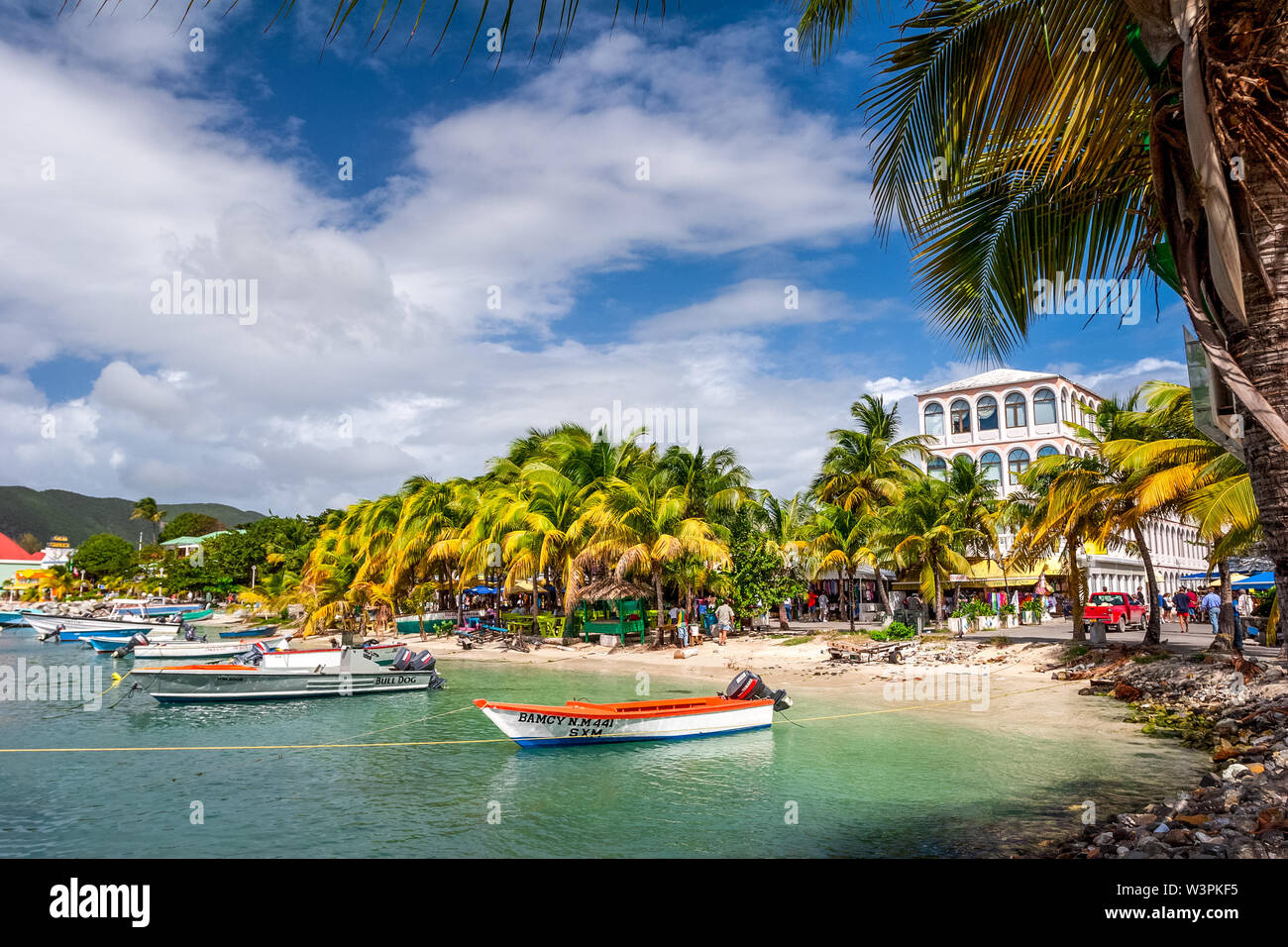 Sint Maarten/Karibik/Niederlande - Januar 23.2008: Blick auf den Hafen mit Booten in das blaue Meer mit Palmen verankert. Stockfoto