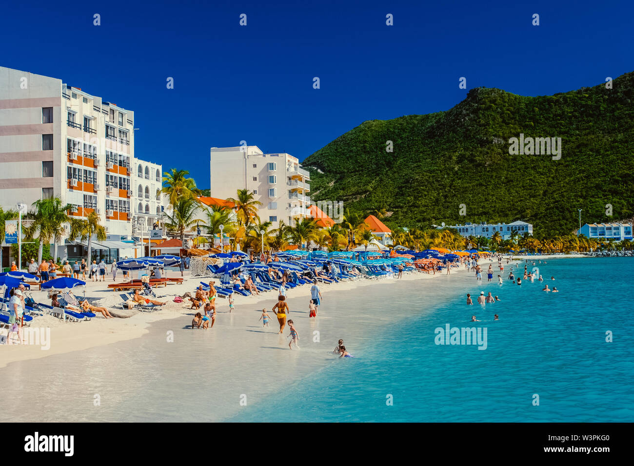 Sint Maarten/Karibik/Niederlande - Januar 23.2008: Sommer Blick auf den Sandstrand mit Menschen ruhen und schwimmen im türkisblauen Farbe Meer. Stockfoto
