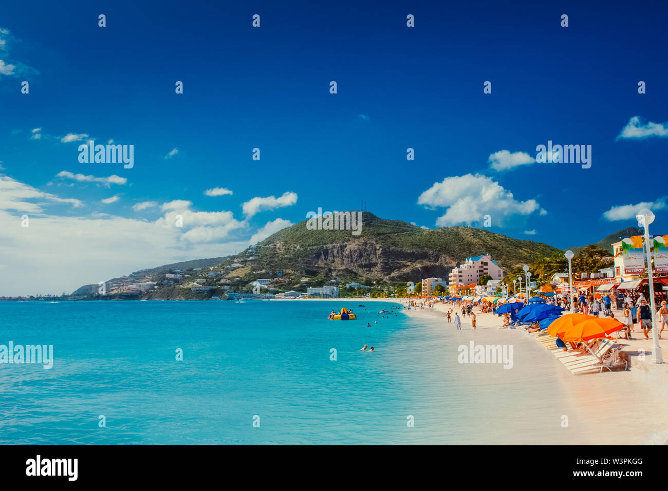 Sint Maarten/Karibik/Niederlande - Januar 23.2008: Sommer Blick auf den Sandstrand mit Menschen ruhen und schwimmen im türkisblauen Farbe Meer. Stockfoto