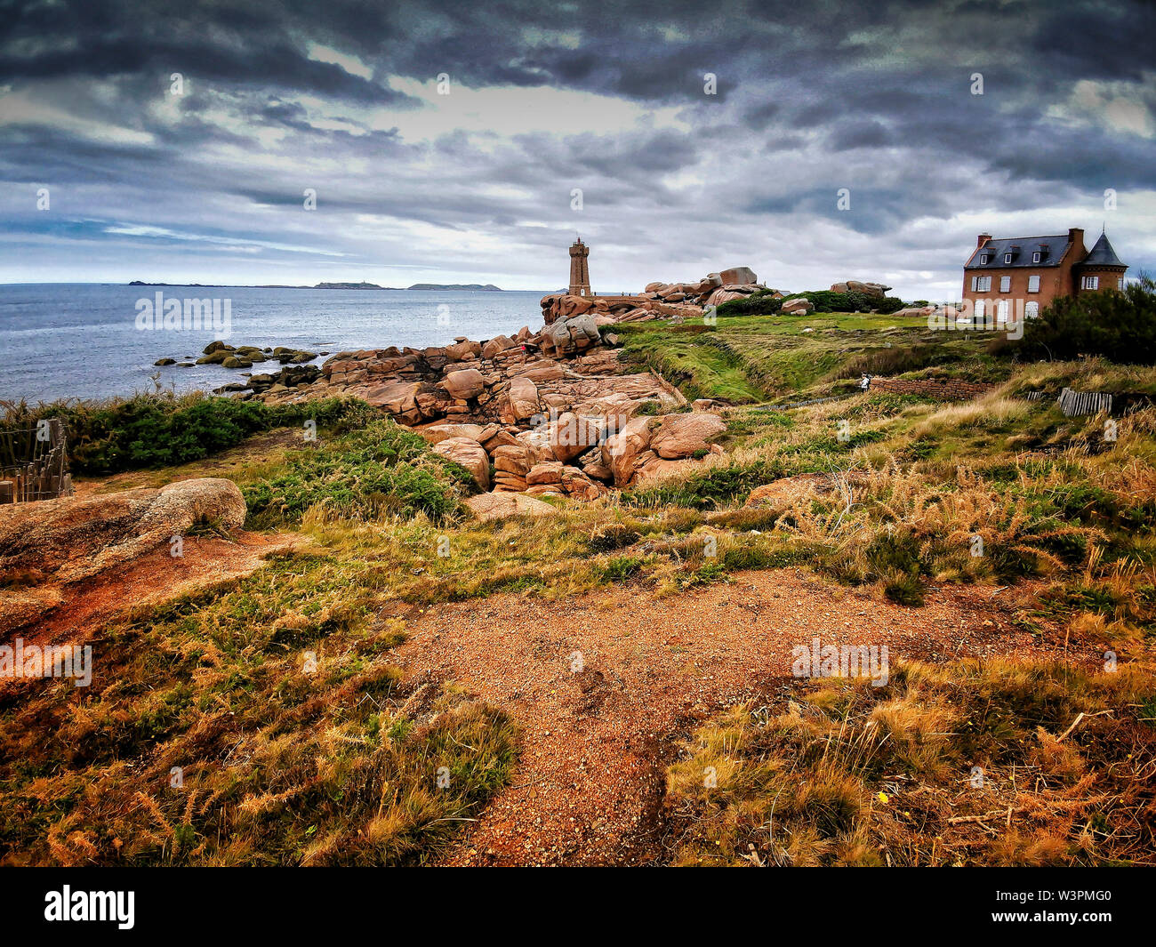 Ploumanach bedeuten Ruz Leuchtturm Roter Sonnenuntergang in rosa Granit Küste, Perros Guirec, Cotes d'Armor, Frankreich Stockfoto