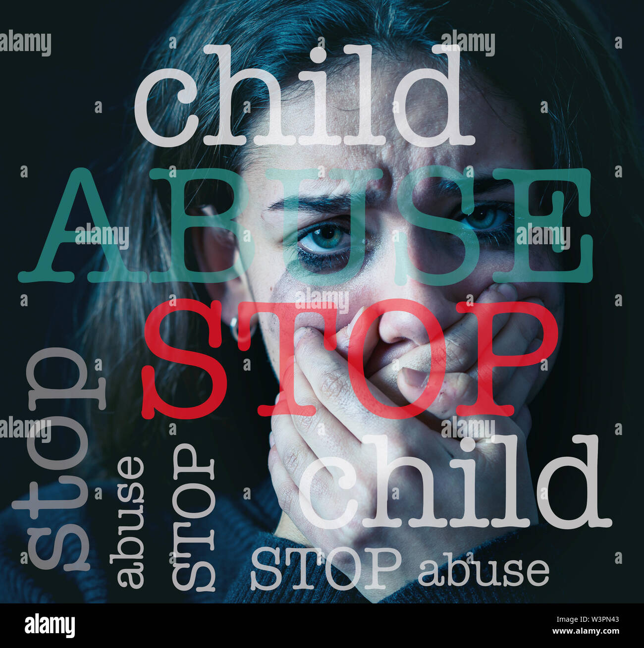 Bild von geschriebenen Text Stop Kindesmissbrauch im Vordergrund und Nahaufnahme Portrait von Angst, Depression Mädchen allein weinend auf dem Hintergrund hoffnungslos. Ich Stockfoto