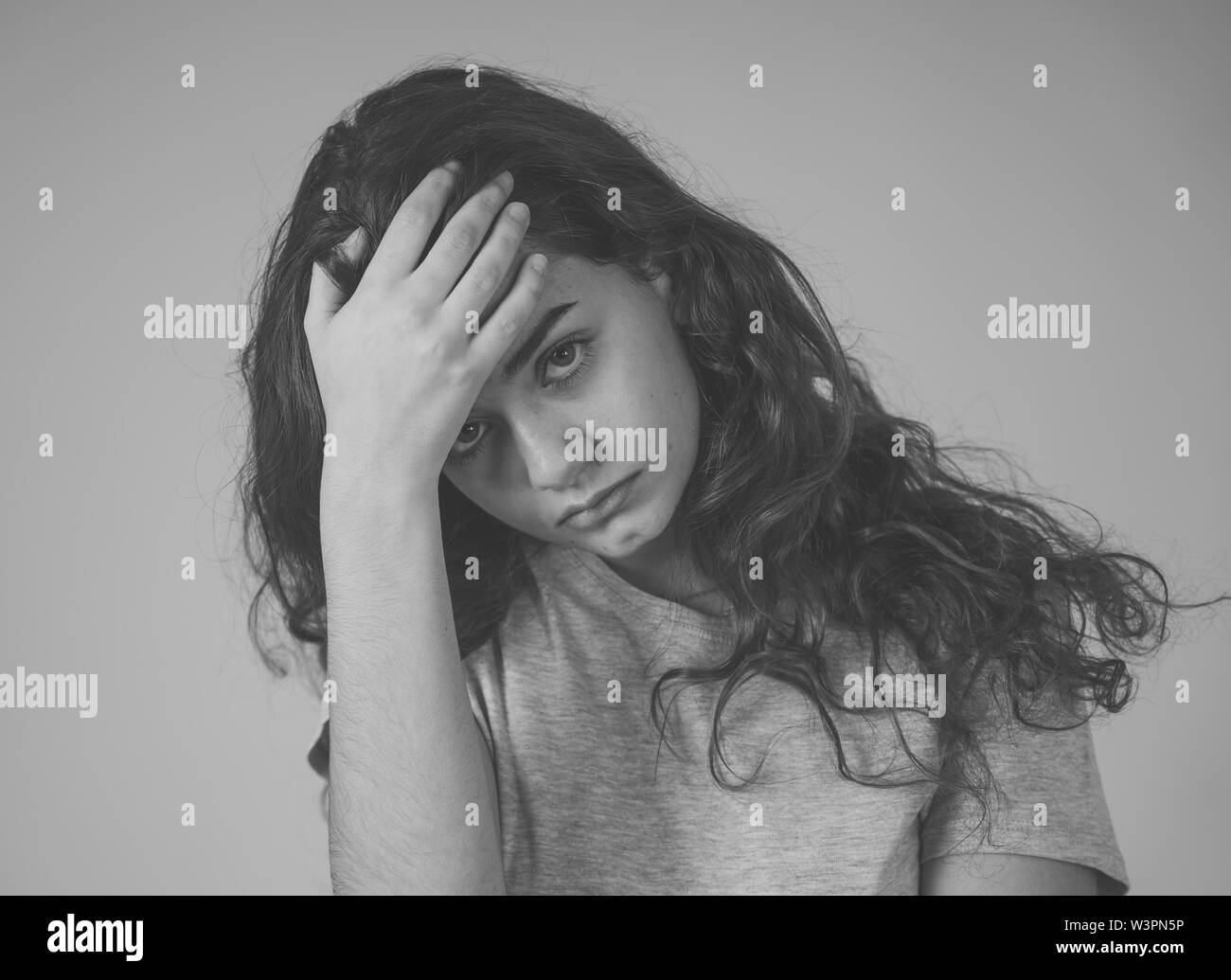Porträt der traurige junge Teen Girl Gefühl unglücklich, Elend und Melancholie, die unter Depressionen leiden. In Mimik, negative Emotionen und Emot Stockfoto