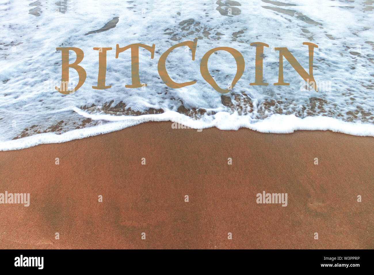 Konzept der bitcoin auf Wellen am Strand. Höhen und Tiefen in der cryptocurrency. Trendanalyse Werbebanner Stockfoto
