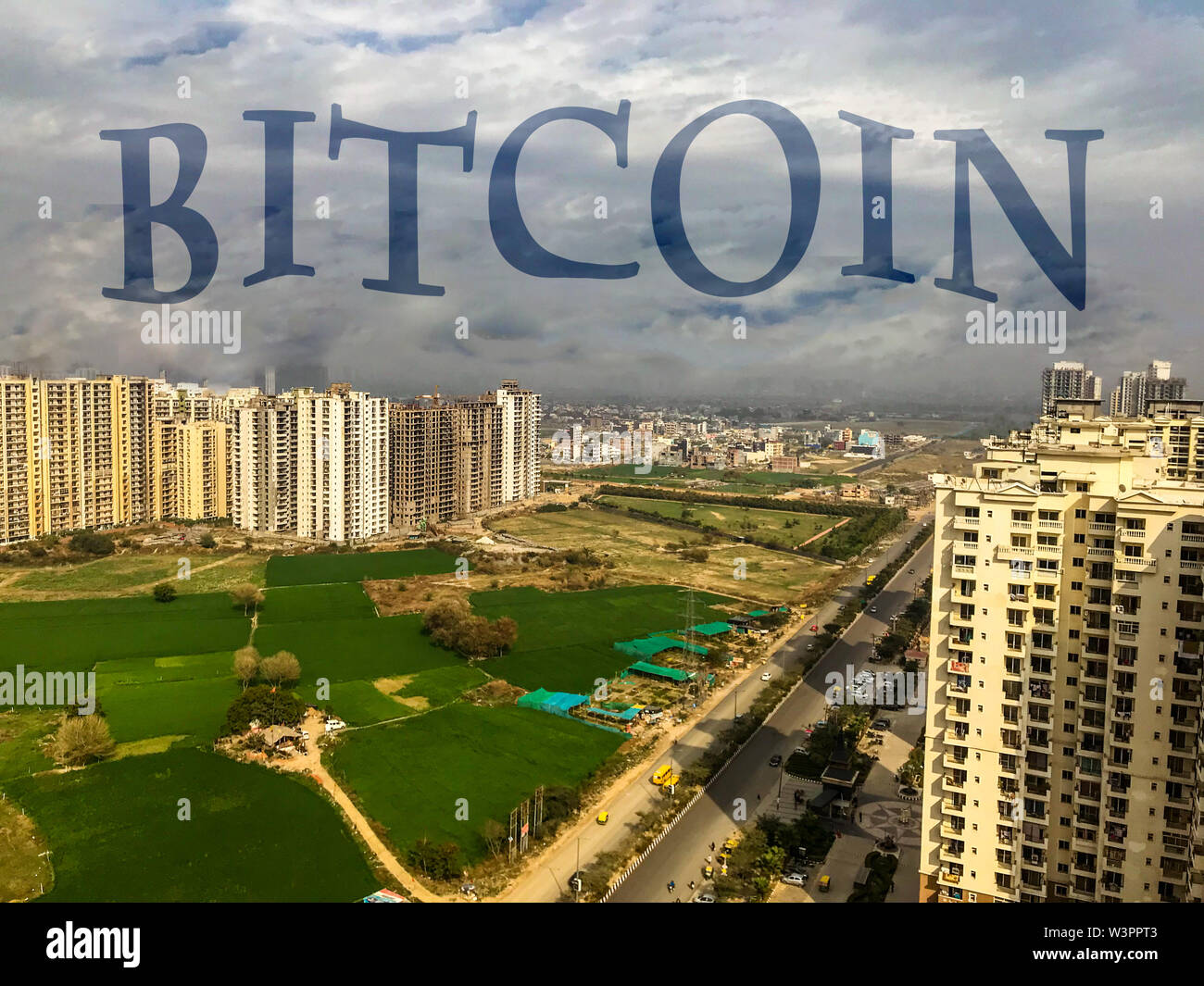 Konzept der blockchain über das Stadtbild Wolken am Strand. Höhen und Tiefen in der cryptocurrency. Trendanalyse bitcoin Werbebanner Stockfoto
