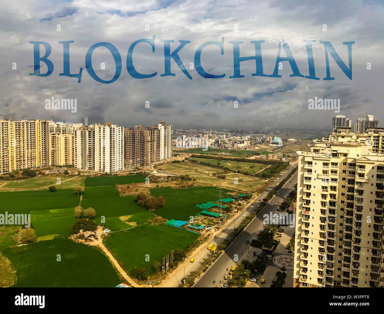 Konzept der blockchain über das Stadtbild Wolken am Strand. Höhen und Tiefen in der cryptocurrency. Trendanalyse bitcoin Werbebanner Stockfoto