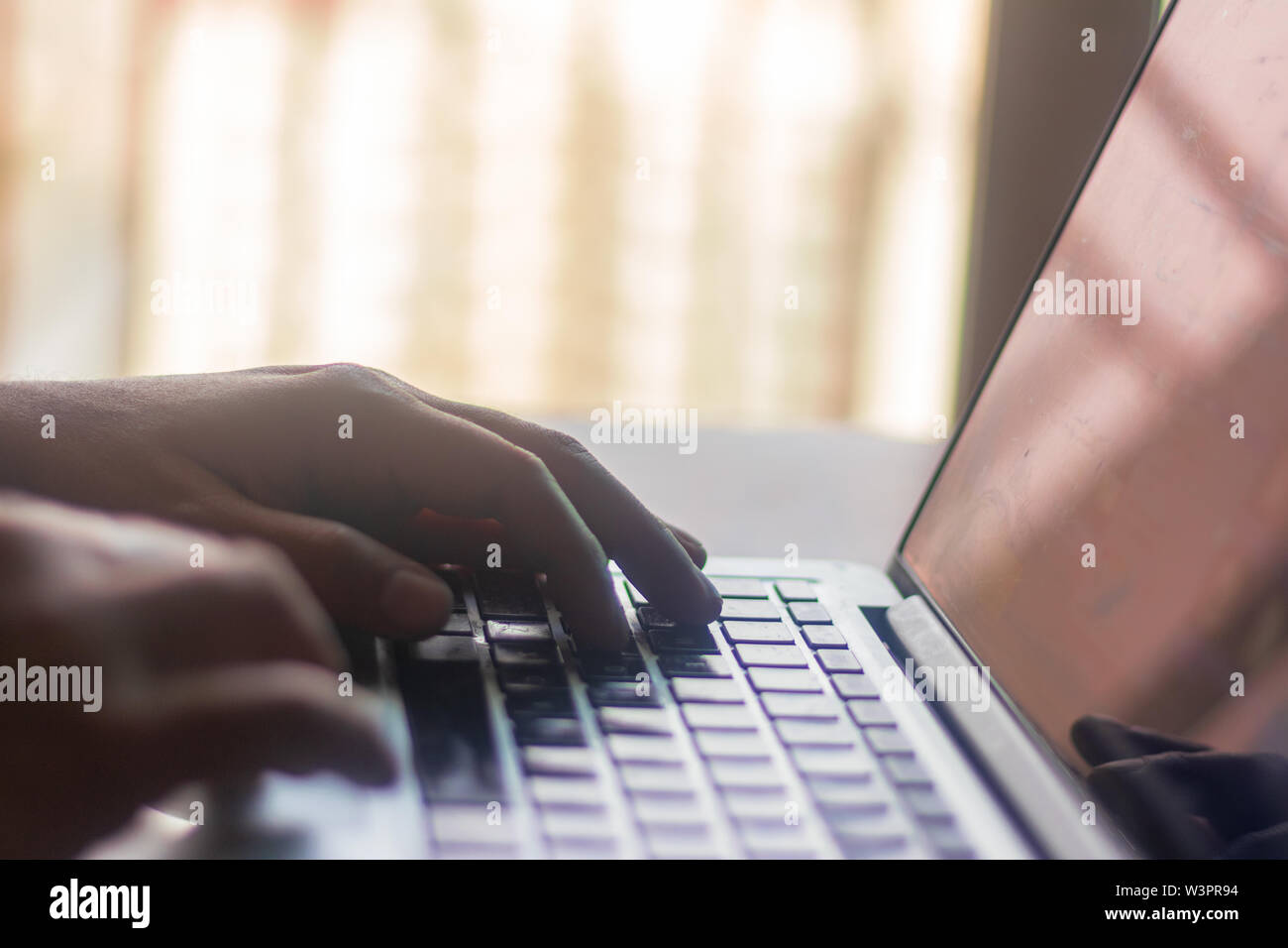 Geschäftsmann, der einen Laptop benutzt. Nahaufnahme von männlichen Händen, die auf der Laptop-Tastatur tippen. Geschäftskonzept. Blogger, Journalist, der einen neuen Artikel schreibt Stockfoto