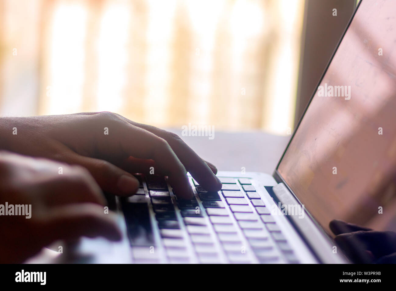 Geschäftsmann, der einen Laptop benutzt. Nahaufnahme von männlichen Händen, die auf der Laptop-Tastatur tippen. Geschäftskonzept. Blogger, Journalist, der einen neuen Artikel schreibt Stockfoto