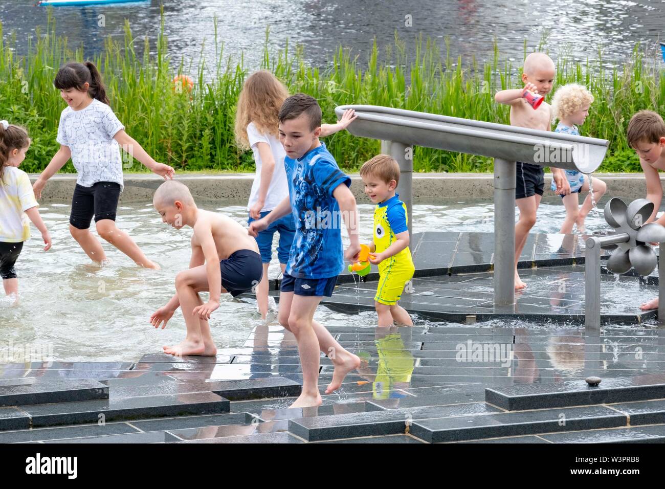 Kinder spielen und Plantschen im Wasser Stockfoto