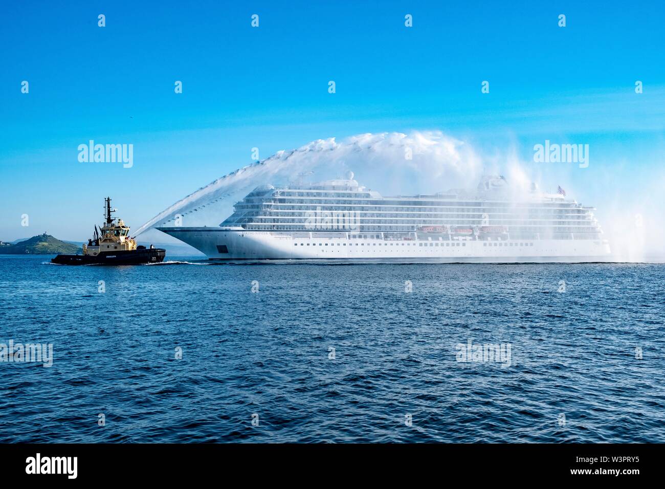 Viking Jupiter Willkommen in Schottland mit einer Wasserkanone salute Stockfoto