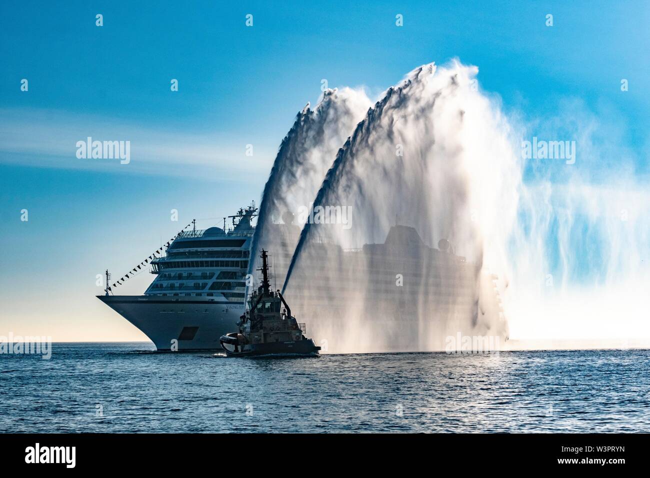 Viking Jupiter Willkommen in Schottland mit einer Wasserkanone salute Stockfoto