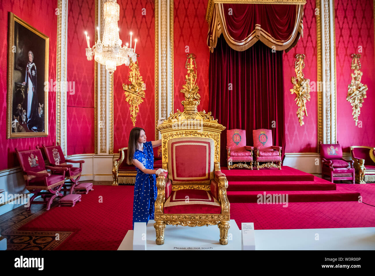 London, Großbritannien. 17. Juli 2019. Der Thron von ihr beauftragte für Buckingham Palace - der Queen Victoria Palace eine Sonderausstellung auf der diesjährigen Sommer Eröffnung des Buckingham Palace der 200. Jahrestag der Geburt der Queen Victoria zu markieren. Es läuft von 20. Juli bis 29. September 2019 und erzählt die Geschichte, wie der junge Monarch einen ungeliebten königlichen Residenz in der Mitte des sozialen, kulturellen und öffentlichen Leben des Landes geworden. Credit: Guy Bell/Alamy leben Nachrichten Stockfoto