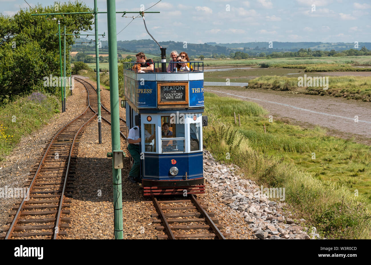 Seaton, Devon, England, UK. Seaton Tramway. Elektrische Straßenbahn 9. Passagiere Anzeigen des Flusses Axe und Feuchtgebiete des Ax Valley Region. Stockfoto