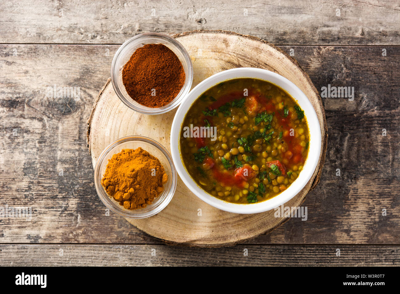 Dal (indische Linsensuppe dhal) in einer Schale auf Holztisch. Top View Stockfoto