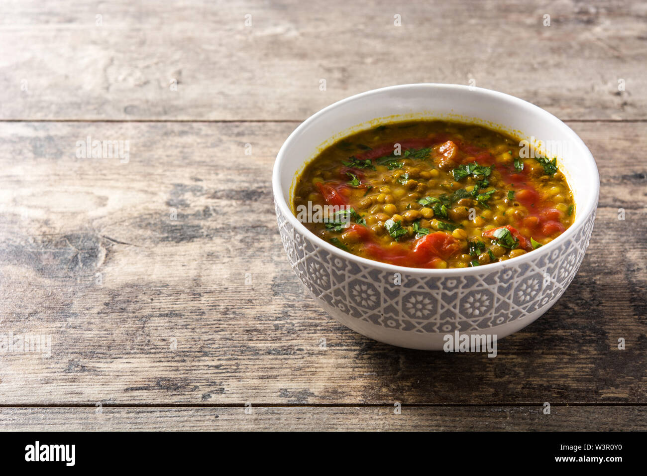 Dal (indische Linsensuppe dhal) in einer Schale auf Holztisch. Copyspace Stockfoto