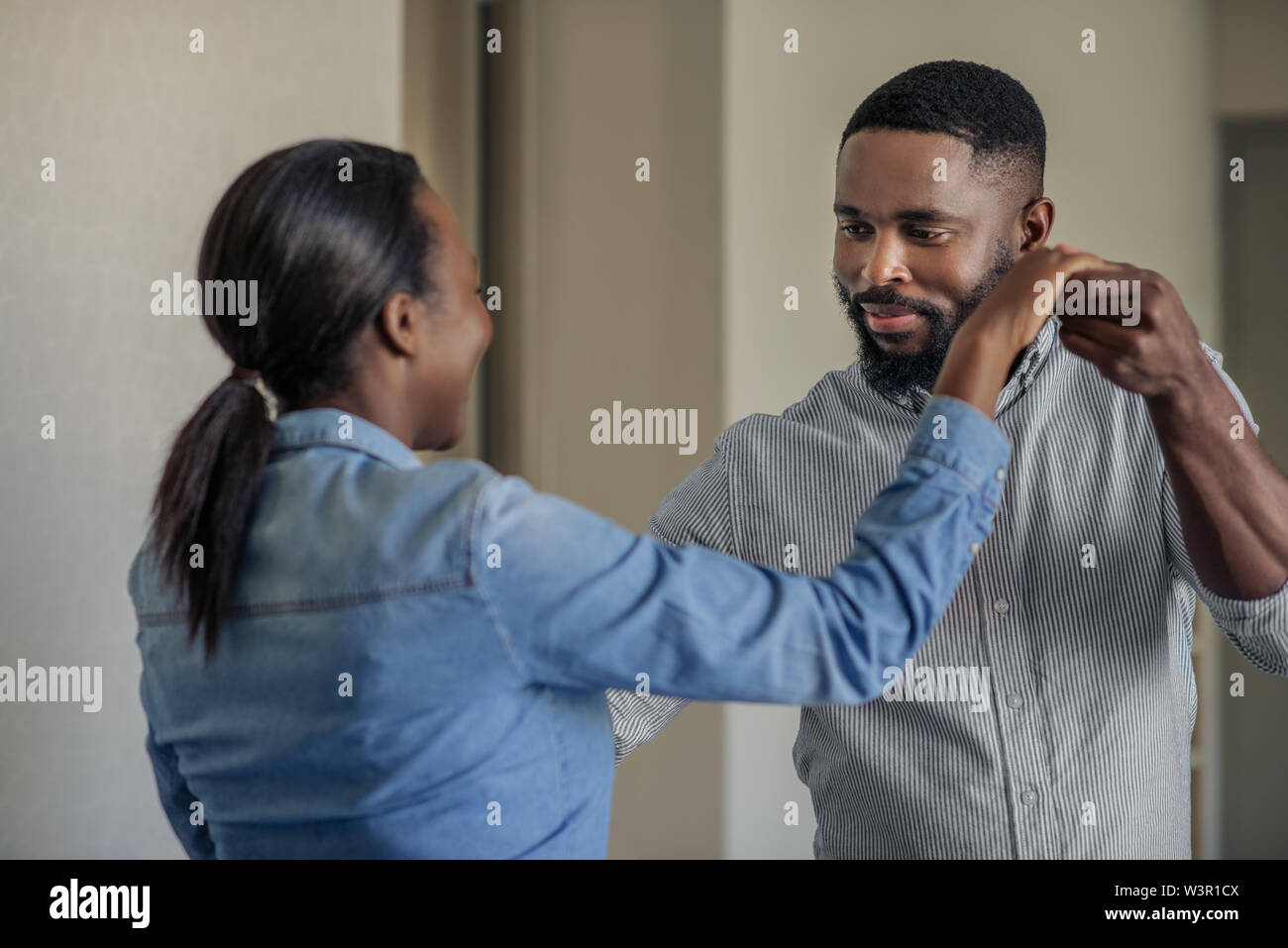 Romantische junge afrikanische amerikanische Paar tanzen zusammen zu Hause Stockfoto