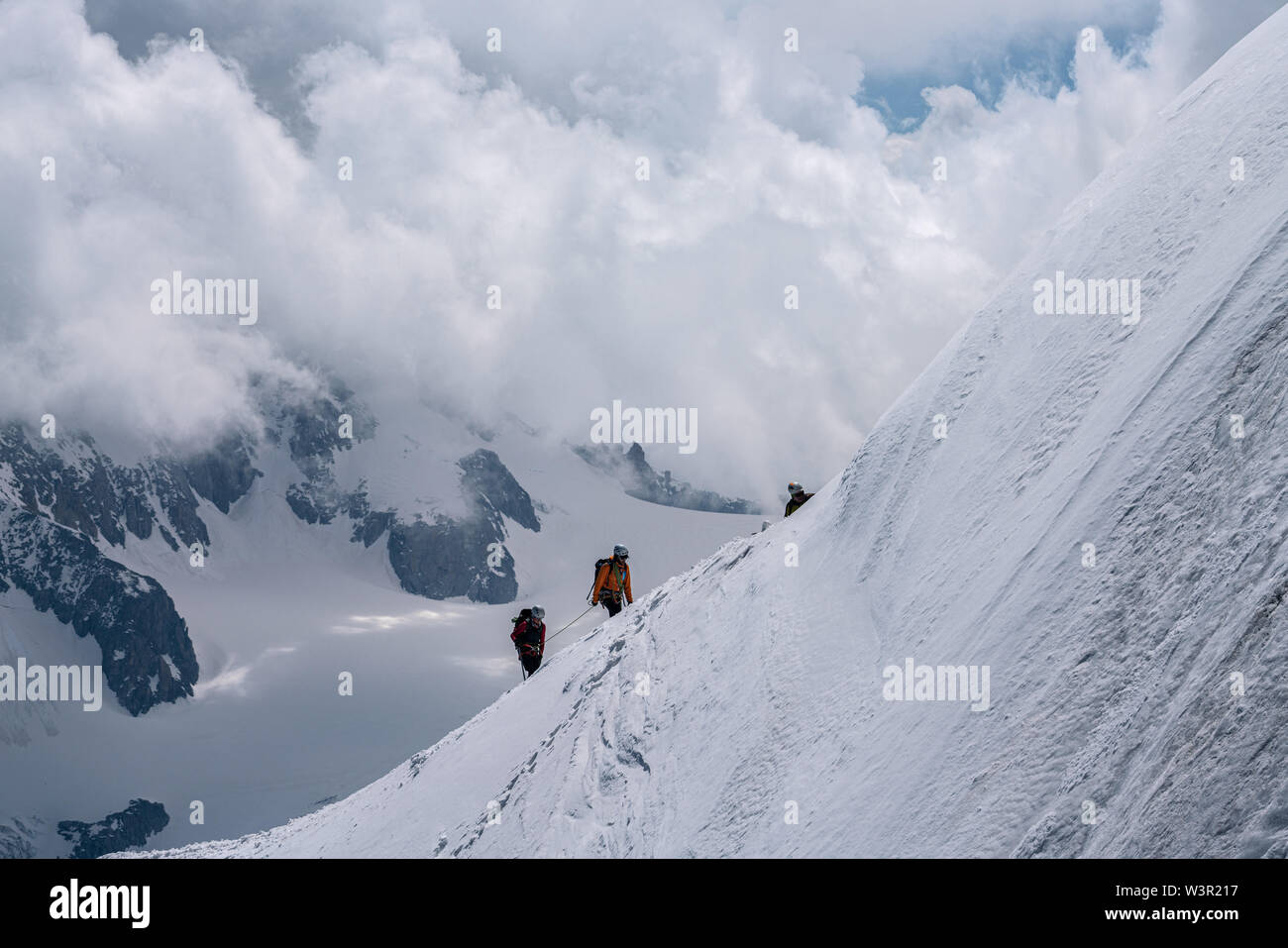 Chamonix, Frankreich - 18.06.2019: Bergsteiger zu Aiguille du Midi zurück Stockfoto