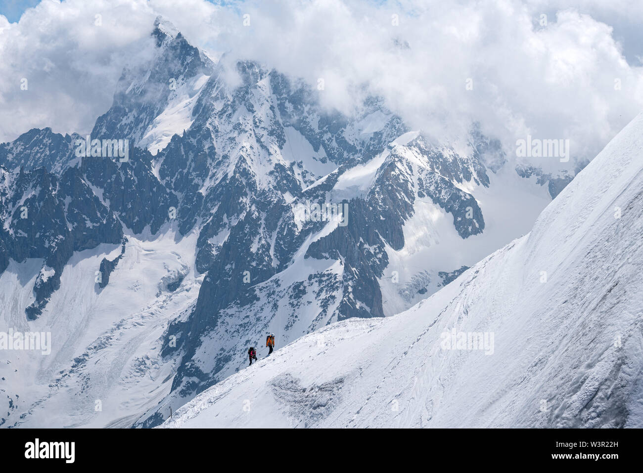 Bergsteiger aufsteigend auf steilen und schneebedeckten Hang in Chamonix, Frankreich Stockfoto