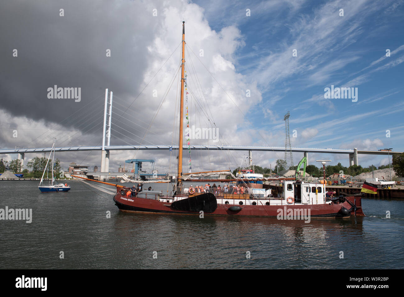 Stralsund, Deutschland. 17. Juli, 2019. Die traditionssegler "Christian Müther ' Segel in den Strelasund aus Stralsund. Die Sailor nimmt Teil an der 30. Christian-Müther memorial Reise. Rund 40 Jungen und Mädchen, die von Ärzten und Pflegekräften begleitet - Segeln Sie auf einem der 15 traditionellen Segler bis 19.07.2019. Der berühmte Architekt Ulrich Müther (1934-2007) gründete das Segeln Tour 1990 nach seinem Sohn Christian von einem Asthmaanfall gestorben. Quelle: Stefan Sauer/dpa-Zentralbild/dpa/Alamy leben Nachrichten Stockfoto