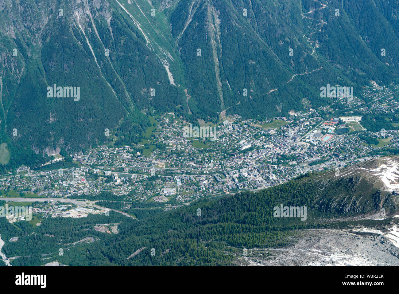 Luftbild des Dorfes von Chamonix am Sommer, der in Frankreich Stockfoto