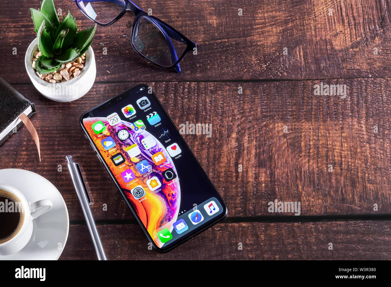 Galati, Rumänien - 29. Mai 2019: Apple Computer iPhone XS auf Luxus Möbel aus Holz - Smartphone Telefon mit OLED-Display. Schreibtisch mit Smart p Stockfoto