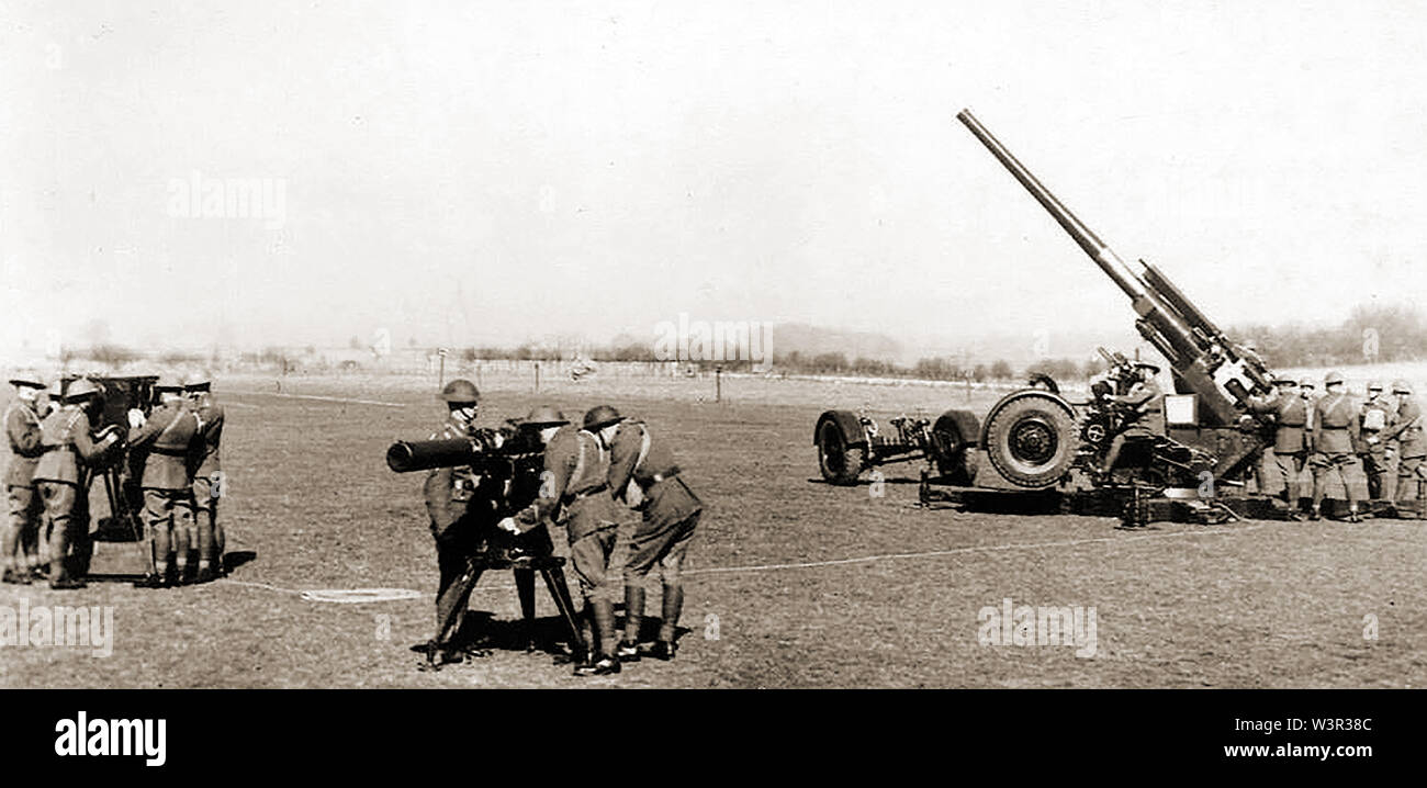 WWII Postkarte Bild mit britischen Waffen (ein Prädiktor, Finder und eine schwere Flak) evtl. während der Praxis Stockfoto