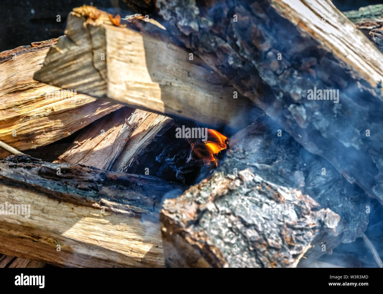 Nur er aber nahm das Feuer unter den Holz - Feuer im Grill, erschienen. Stockfoto