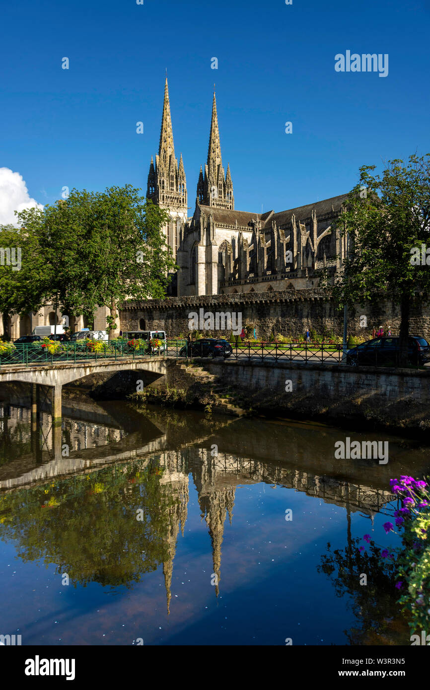 Kathedrale Saint-Corentin von Quimper und Fluss Odet, finstere Abteilung, Bretagne, Frankreich Stockfoto