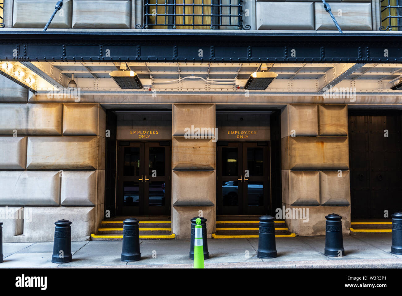 New York City, USA - 1. August 2018: Eintrag nur für Mitarbeiter des Hauptquartiers der Federal Reserve Bank von New York in Manhattan, New York Stockfoto