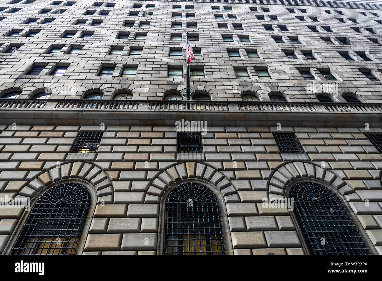 New York City, USA - 1. August 2018: die Fassade der Hauptsitz der Federal Reserve Bank von New York in Manhattan, New York City, USA. Stockfoto