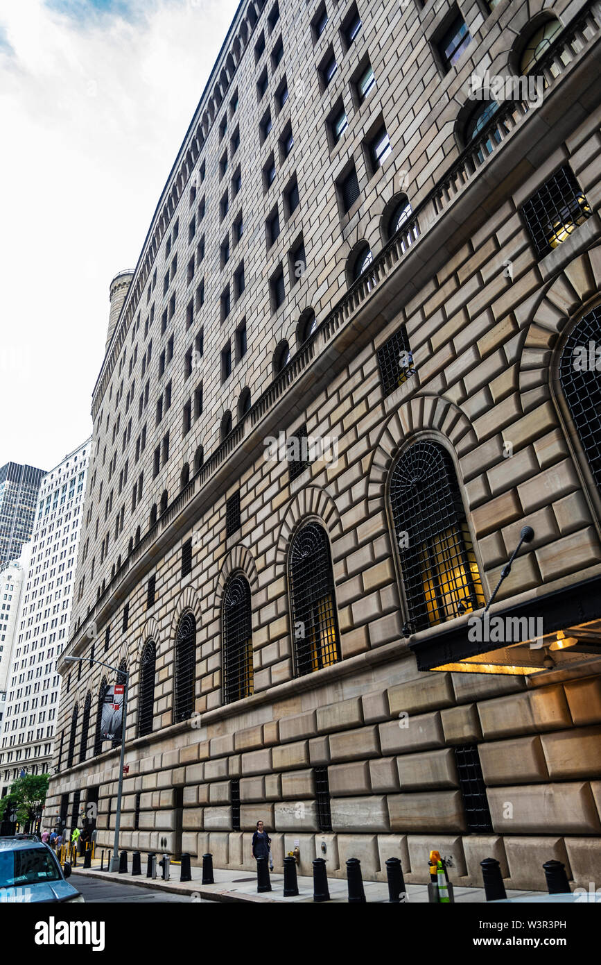 New York City, USA - 1. August 2018: die Fassade der Hauptsitz der Federal Reserve Bank von New York mit Menschen um in Lower Manhattan, New Yor Stockfoto