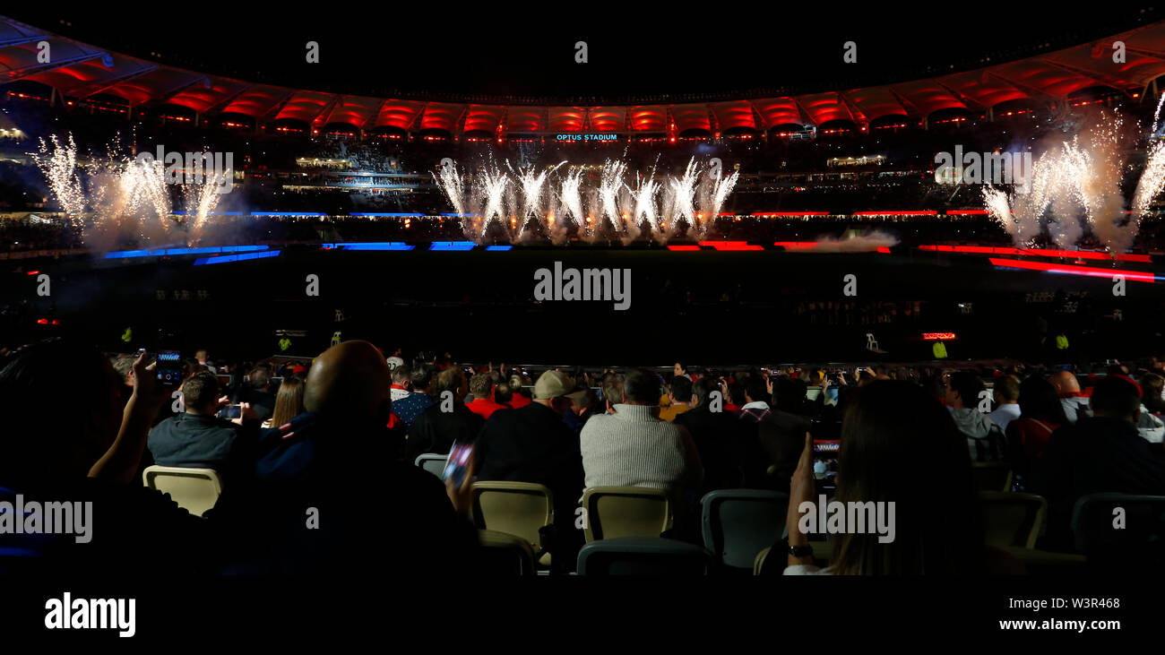 Optus Stadion, Burswood, Perth, Westaustralien. 17. Juli 2019. Manchester United gegen Leeds United; Saisonvorbereitung Tour; Optus Stadion Feuerwerk vor dem Spiel Quelle: Aktion Plus Sport Bilder/Alamy leben Nachrichten Stockfoto