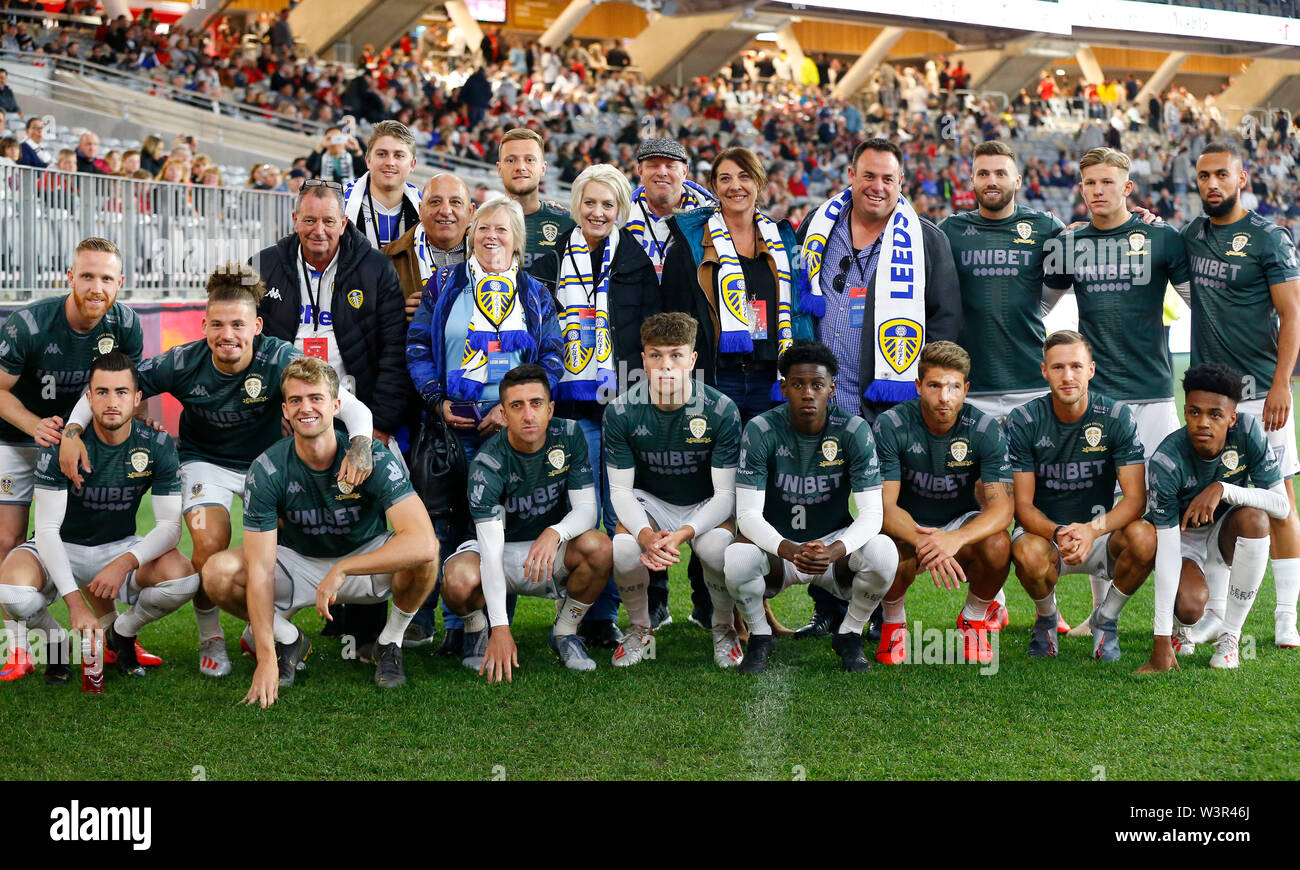 Optus Stadion, Burswood, Perth, Westaustralien. 17. Juli 2019. Manchester United gegen Leeds United; Saisonvorbereitung Tour; führt United Spieler für ein Foto mit den Anhängern Pose vor dem Spiel Quelle: Aktion Plus Sport Bilder/Alamy leben Nachrichten Stockfoto