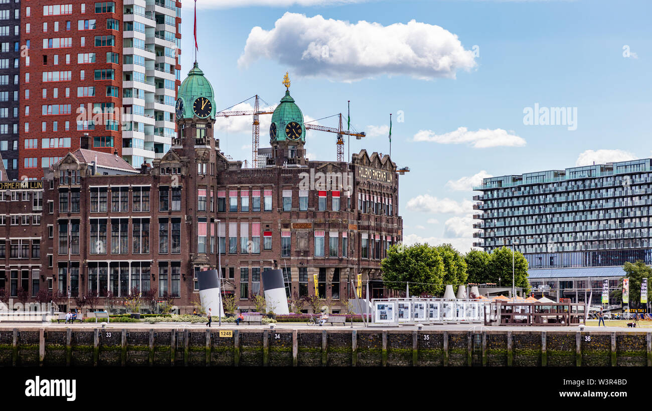 Rotterdam, Niederlande. Juli 2nd, 2019. Holland New York Hotel Restaurant an der Maas in der Nähe des Hafens. Hohe Gebäude auf dem Hintergrund Stockfoto