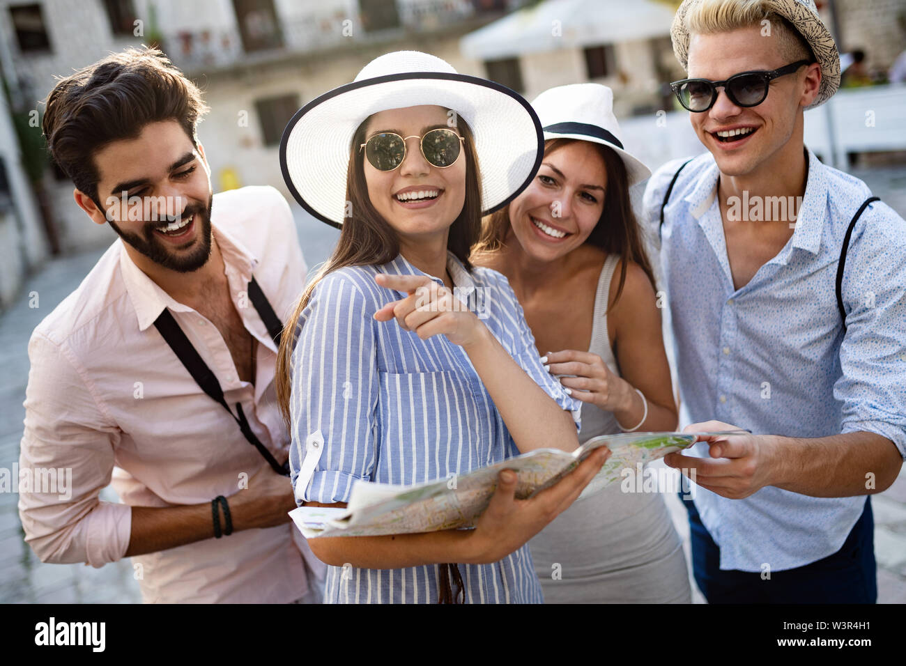 Glückliche Gruppe von Touristen reisen und sightseeing zusammen Stockfoto