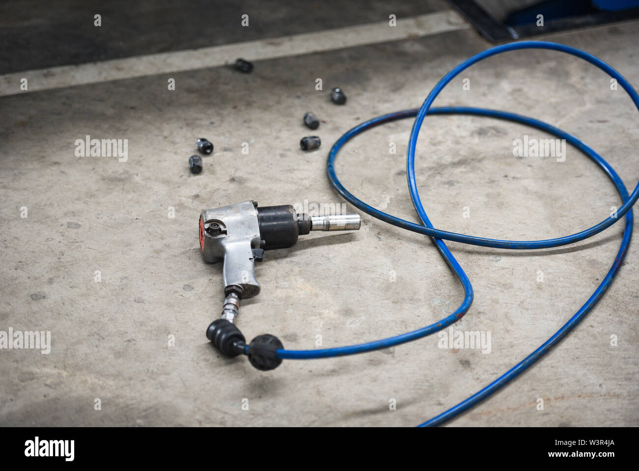 Die Mutter des Werkzeugs hand Druckluftpistole für radmutter in einer mechanischen Werkstatt lösen Stockfoto